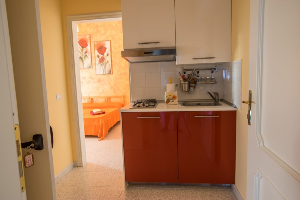 Angolo cottura e arredamento monolocale